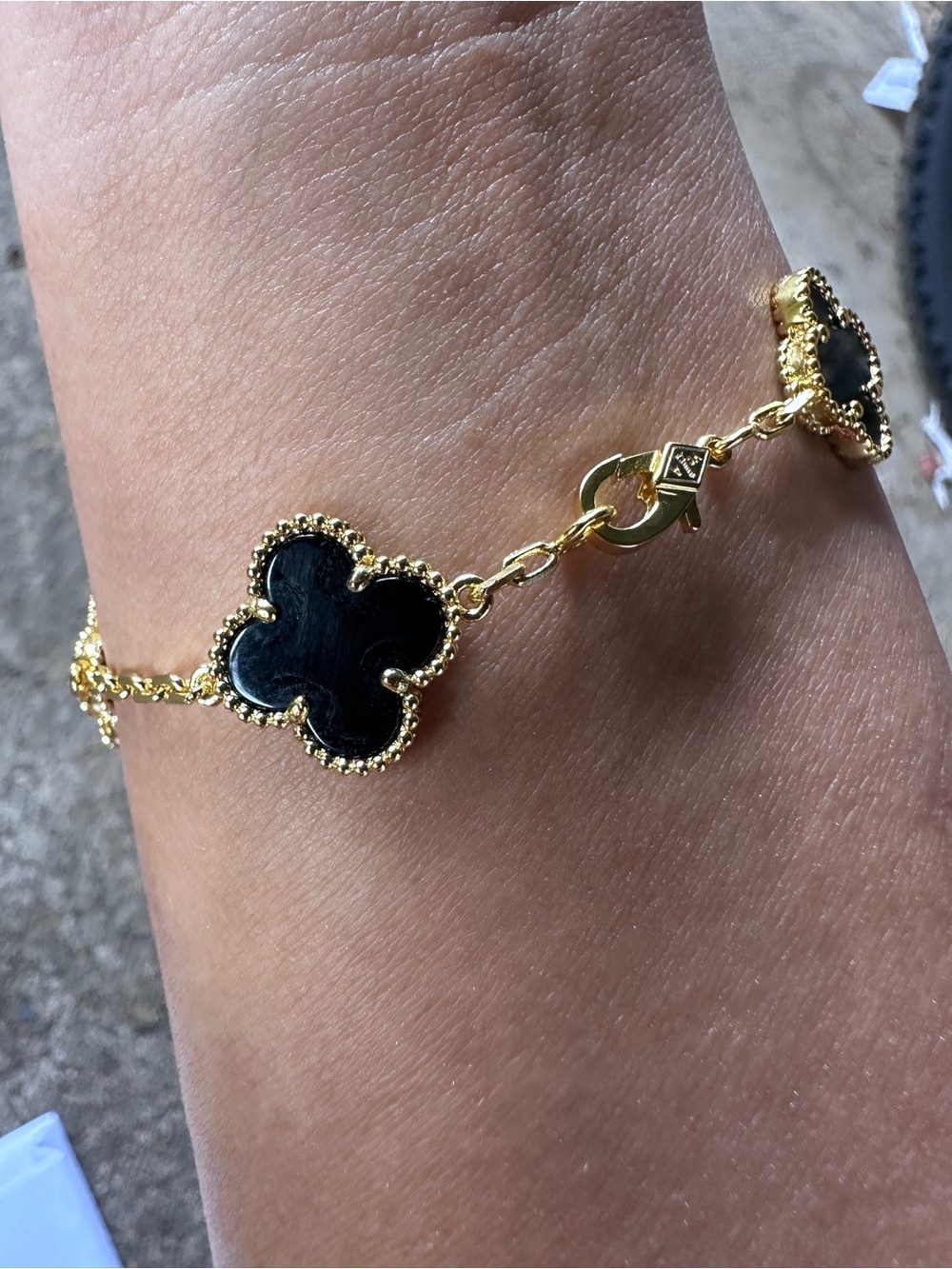 Van Cleef & Arpels Vintage Alhambra 5 Motifs Bracelet 18K Yellow Gold and Onyx - Picture 8 of 13